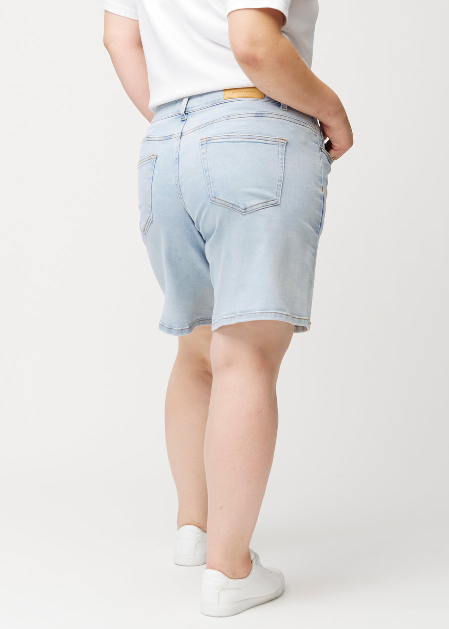 Rückansicht eines weiblichen Models in hellblauen Waves Denim-Shorts.