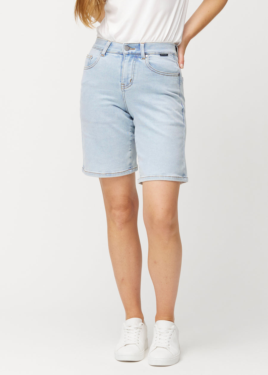 Hellblaue Denim-Shorts für Damen in der Farbe Waves mit mittelhohem Bund (Mid Rise) und Loose Fit.