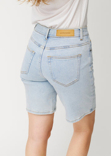 Nahaufnahme von hinten: hellblaue Waves Denim-Shorts für Damen, die Passform und Details zeigen.