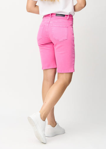Hellrosa regular middle shorts von hinten gesehen, sodass man das gesamte Produkt sehen kann.
