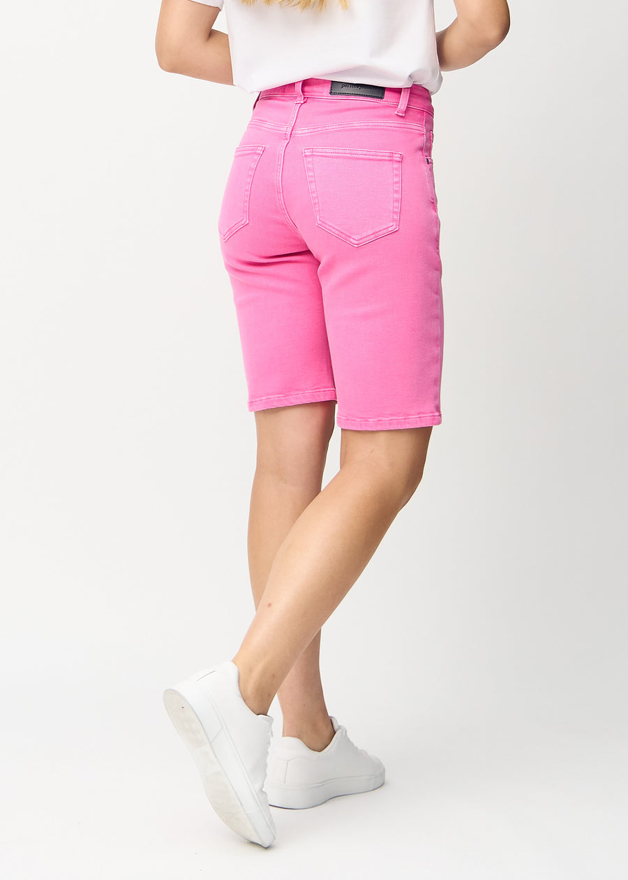 Hellrosa regular middle shorts von hinten gesehen, sodass man das gesamte Produkt sehen kann.