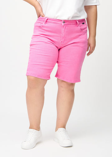 Hellrosa regular middle shorts, Modellname Flamingos, die gerade am Bein heruntergehen und knapp über dem Knie enden, an einem Plus-Size-Model von vorne gesehen.