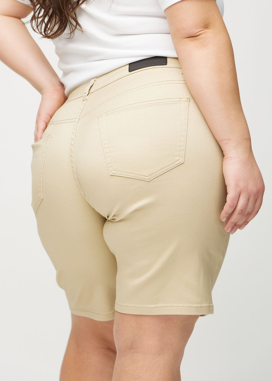 Beige regular middle shorts von hinten aus der Nähe an einem Plus-Size-Model gesehen, um Details zu zeigen.