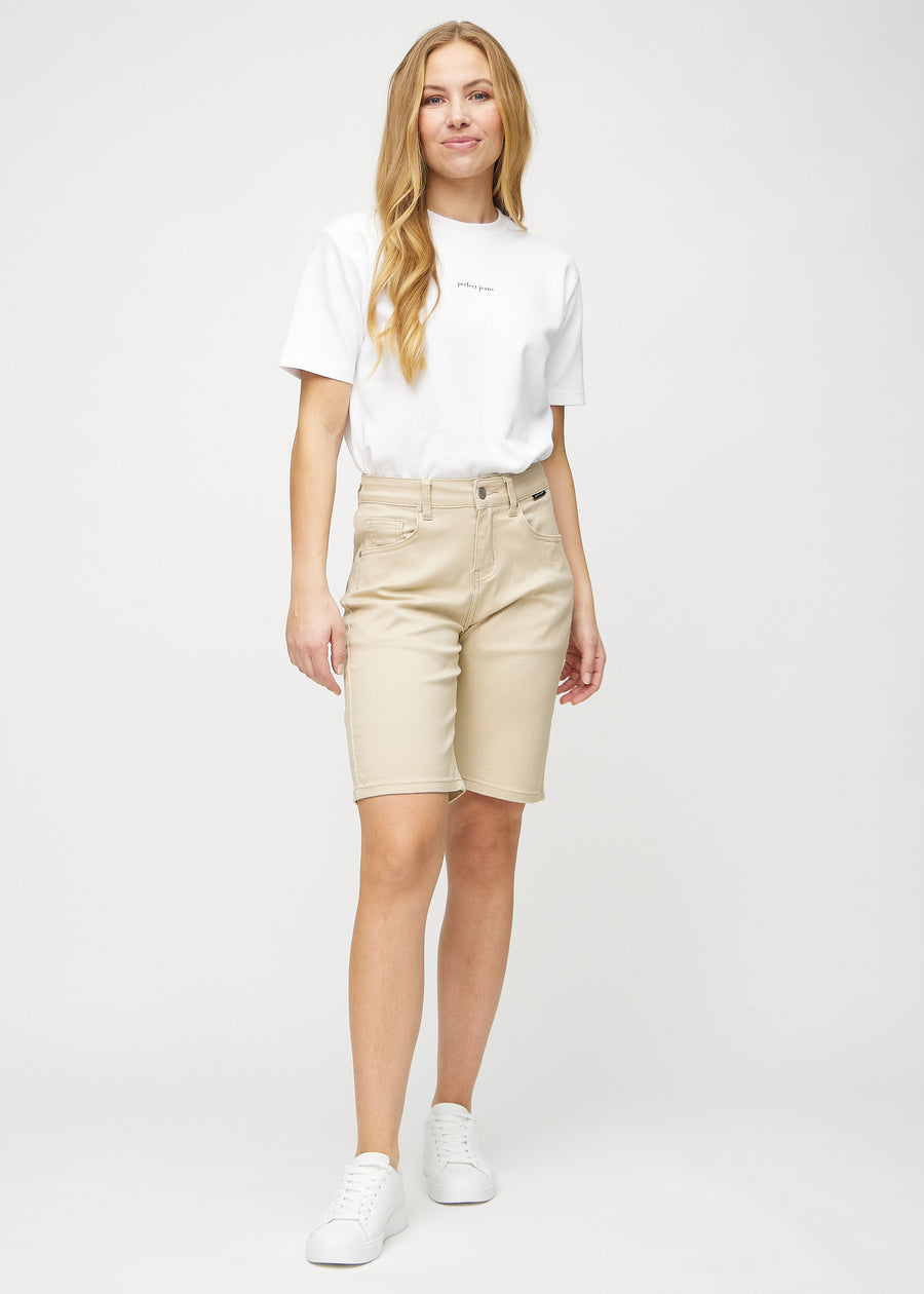 Ganzkörperbild eines Models in beige regular middle shorts.