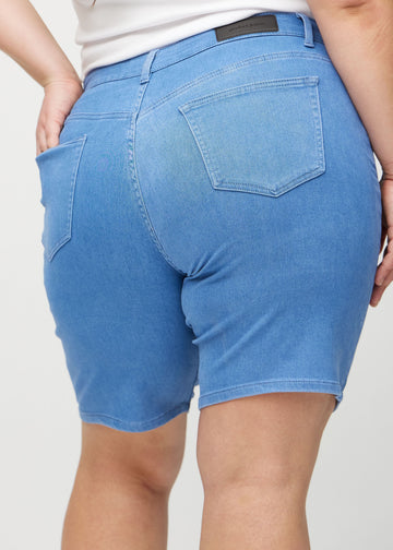 Blaue regular Middle Shorts von hinten in Nahaufnahme an einem Plus-Size-Model, um Details zu zeigen.