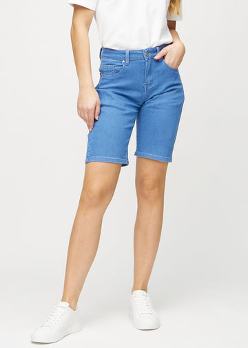 Blaue regular Middle Shorts, Modellname Geraniums, die gerade am Bein herunterfallen und knapp über dem Knie enden, von vorne gesehen.
