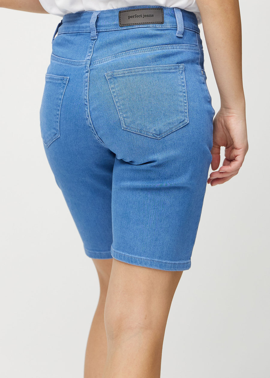 Blaue regular Middle Shorts von hinten in Nahaufnahme, um Details zu zeigen.