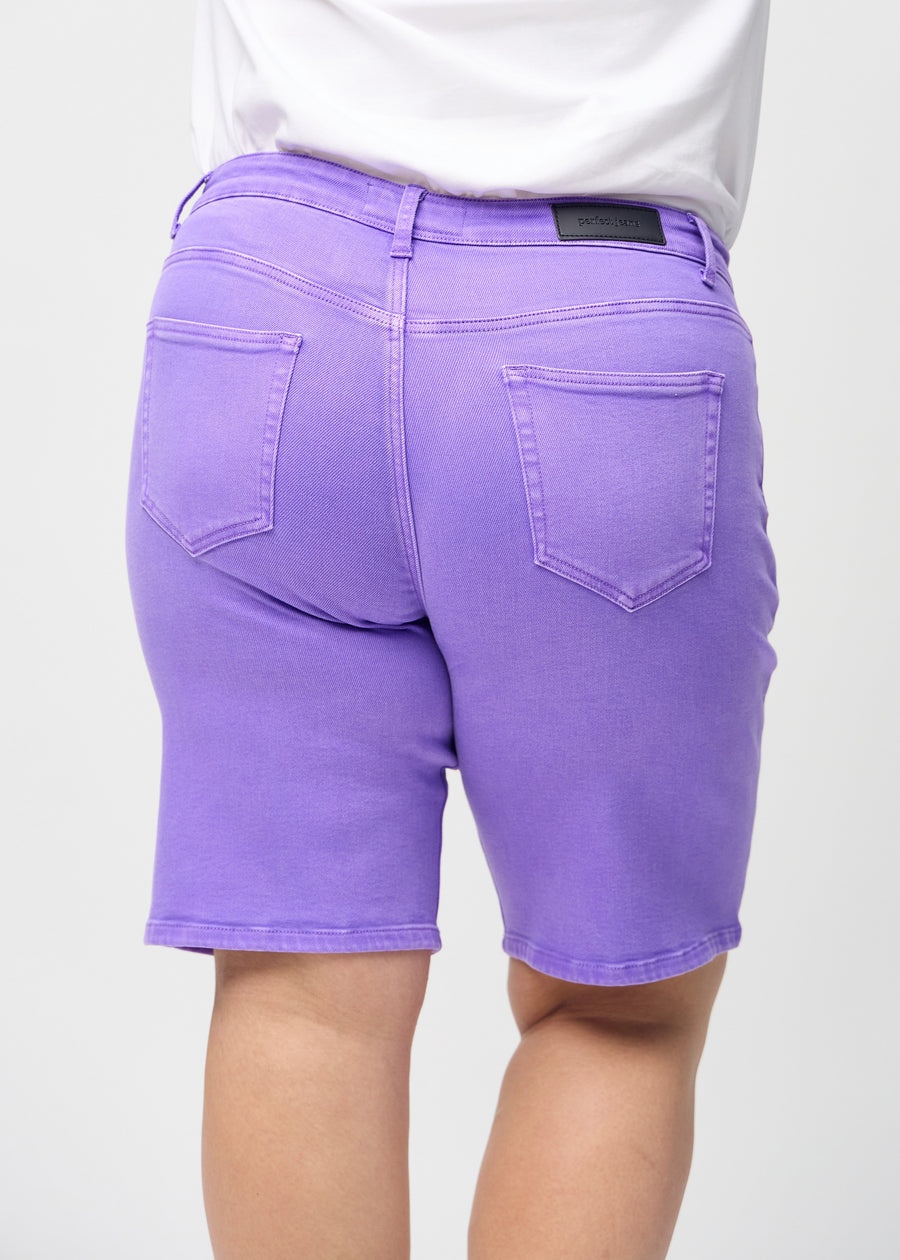 Lila regular middle shorts von hinten aus der Nähe an einem Plus-Size-Model gesehen, um Details zu zeigen.