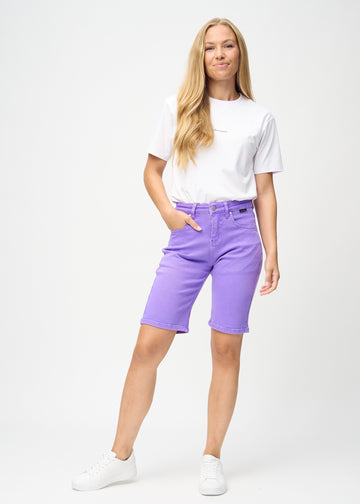 Ganzkörperbild eines Models in lila regular middle shorts.