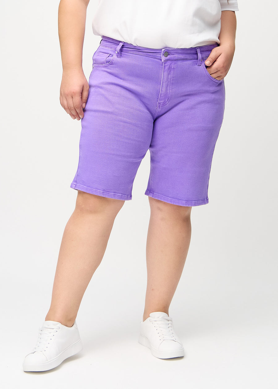 Lila regular middle shorts, Modellname Lavenders, die gerade am Bein heruntergehen und knapp über dem Knie enden, an einem Plus-Size-Model, von vorne gesehen.