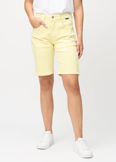 Hellgelbe regular Middle Shorts, Modellname Lemonades, die gerade am Bein entlang fallen und knapp über dem Knie enden, von vorne gesehen.