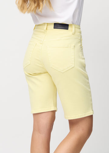 Hellgelbe regular Middle Shorts von hinten aus der Nähe gesehen, um Details zu zeigen.