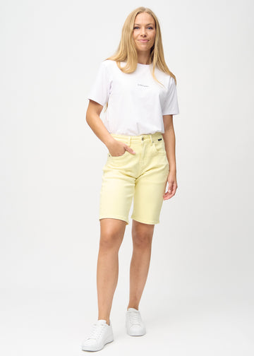 Ganzkörperbild eines Models in hellgelben regular Middle Shorts.