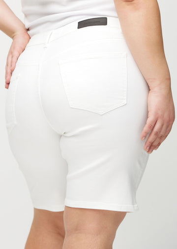 Weiße regular Middle Shorts von hinten in Nahaufnahme an einem Plus-Size-Model, um Details zu zeigen.