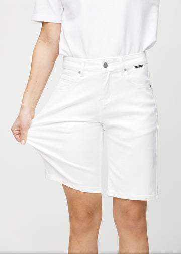 Das Model zieht die Shorts am Oberschenkel auseinander, um den Stretch zu zeigen.