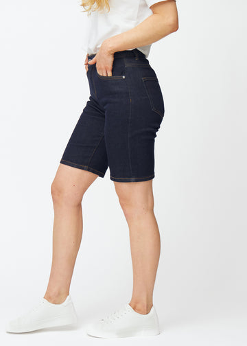 Tief dunkelblaue Denim-Shorts für Damen in der Farbe Midnights mit Regular-Passform, von der Seite am Model gesehen.
