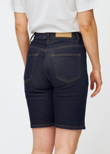 Tief dunkelblaue Denim-Shorts für Damen in der Farbe Midnights von hinten nah aufgenommen, um Passform und Details zu zeigen.