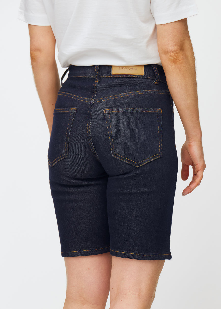 Tief dunkelblaue Denim-Shorts für Damen in der Farbe Midnights von hinten nah aufgenommen, um Passform und Details zu zeigen.