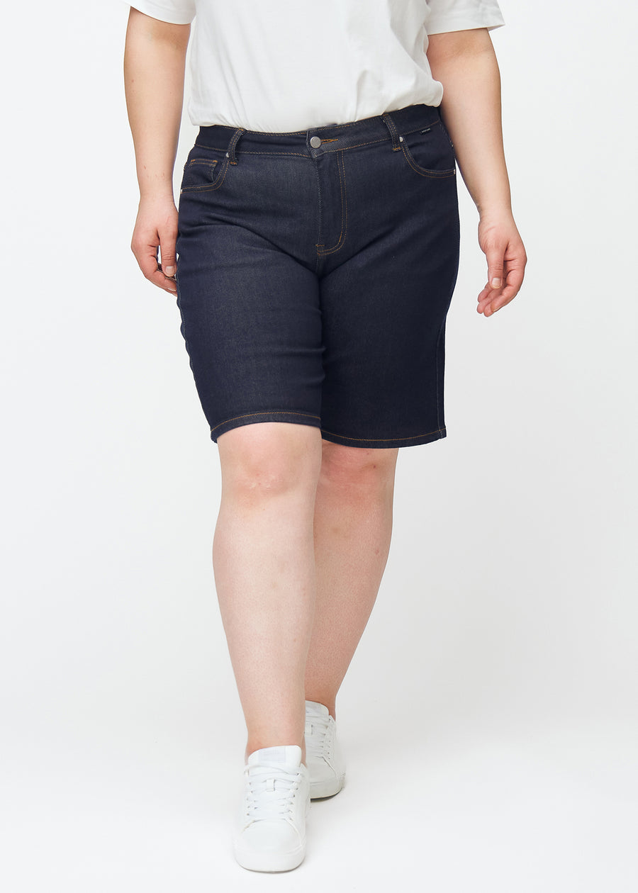 Tief dunkelblaue Denim-Shorts für Damen in der Farbe Midnights mit Regular-Passform, von vorne auf einem Plus-Size-Model gesehen.