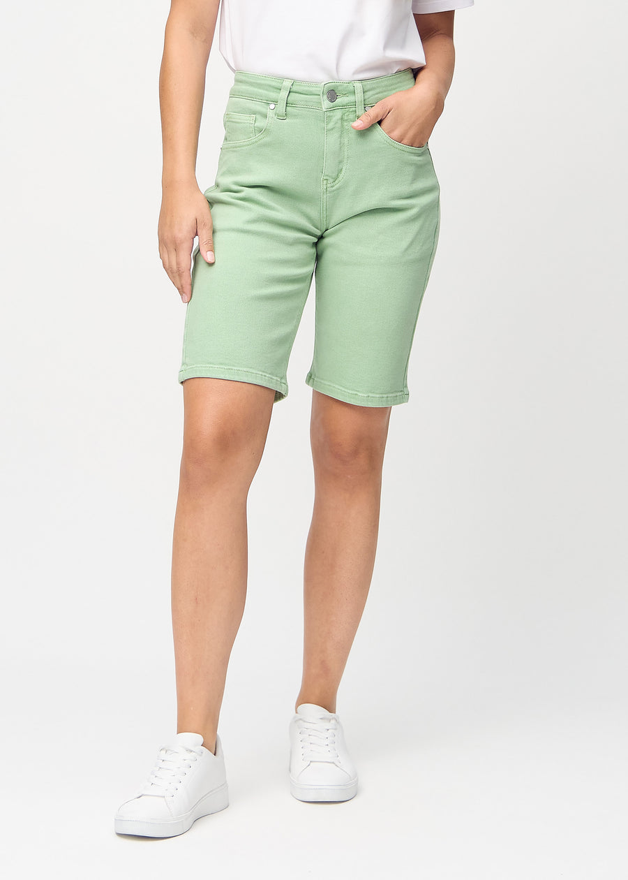 Hellgrüne regular middle shorts, Modellname Mints, die gerade am Bein entlang fallen und knapp über dem Knie enden, von vorn gesehen.