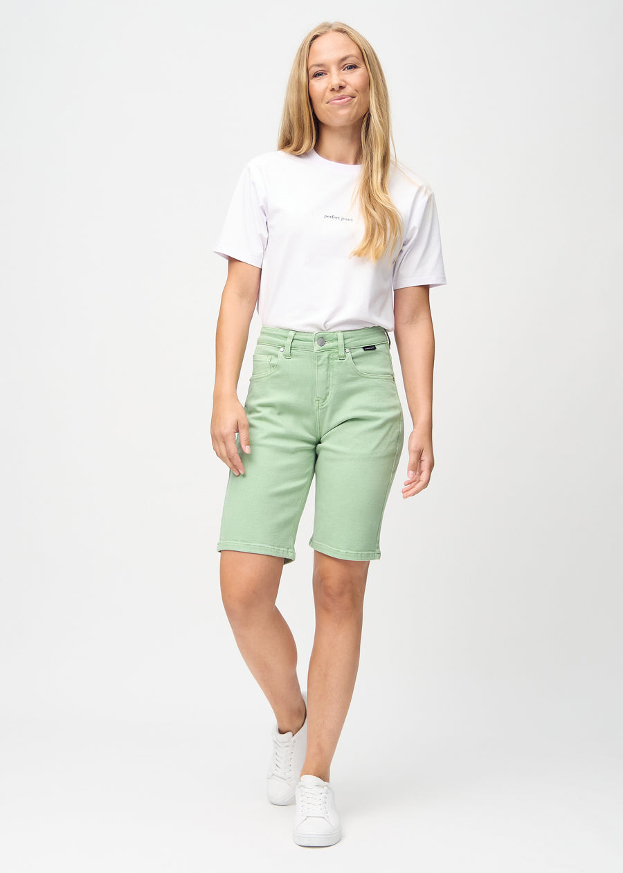 Ganzkörperbild eines Models in hellgrünen regular middle shorts.
