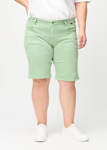 Hellgrüne regular middle shorts, Modellname Mints, die gerade am Bein entlang fallen und knapp über dem Knie enden, an einem Plus-Size-Model von vorn gesehen.