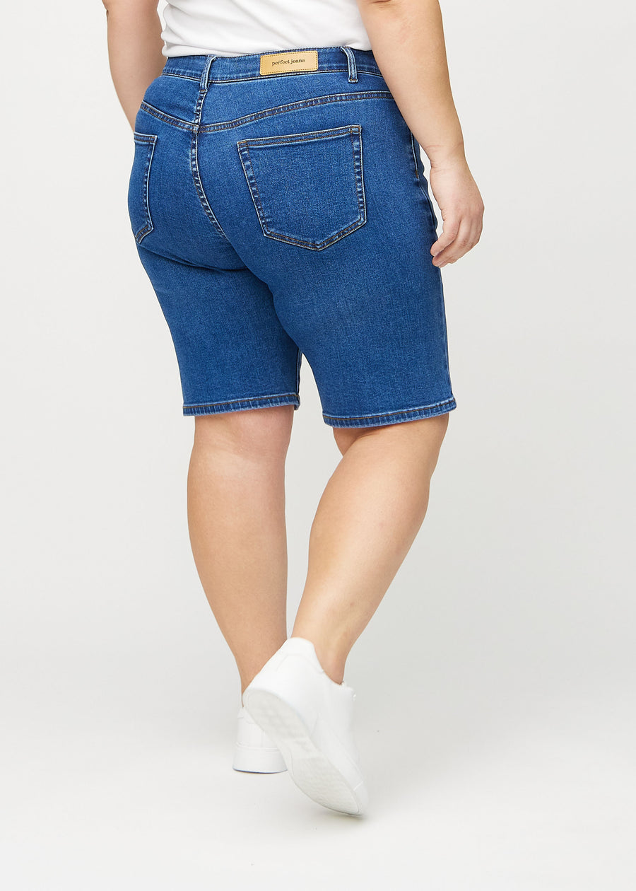 Dunkle Denim-regular middle shorts von hinten an einem Plus-Size-Model gesehen, sodass man das gesamte Produkt sehen kann.
