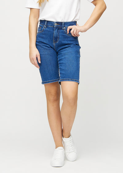 Dunkle Denim-regular middle shorts, Modellname Oceans, die gerade am Bein entlang fallen und knapp über dem Knie enden, von vorne gesehen.