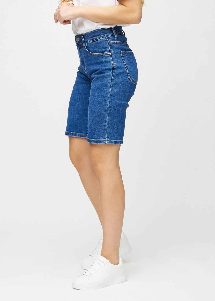 Dunkle Denim-regular middle shorts von hinten gesehen, sodass man das gesamte Produkt sehen kann.