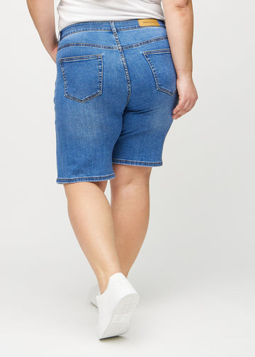 Denim regular middle shorts von hinten an einem Plus-Size-Model gesehen, sodass man das gesamte Produkt sehen kann.