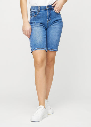 Denim regular middle shorts, Modellname Rivers, die gerade am Bein entlang verlaufen und knapp über dem Knie enden, von vorn gesehen.