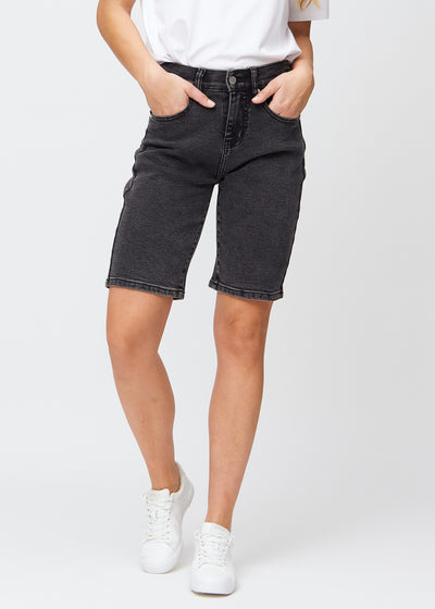 Dunkelgraue Denim-regular-Middle-Shorts, Modellname Shadows, die am Bein gerade nach unten verlaufen und knapp über dem Knie enden, von vorne gesehen.