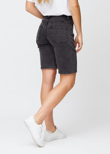 Frau in knielangen dunkelgrauen Denim-Shorts, von hinten gesehen