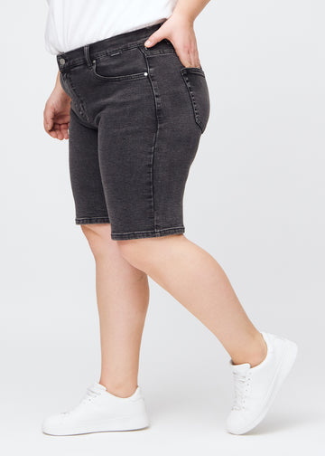 Dunkelgraue Denim-regular-Middle-Shorts seitlich an einem Plus-Size-Model gesehen.