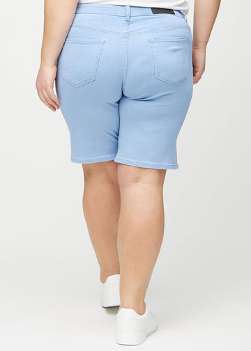 Hellblaue regular middle shorts von hinten an einem Plus-Size-Model gesehen, sodass man das gesamte Produkt sehen kann.