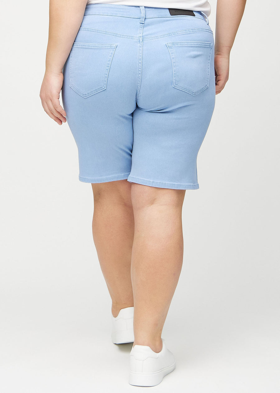 Hellblaue regular middle shorts von hinten an einem Plus-Size-Model gesehen, sodass man das gesamte Produkt sehen kann.