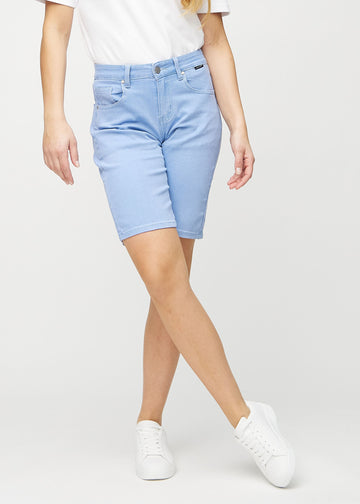 Hellblaue regular middle shorts, Modellname Skies, die gerade am Bein entlang fallen und knapp über dem Knie enden, von vorne gesehen.
