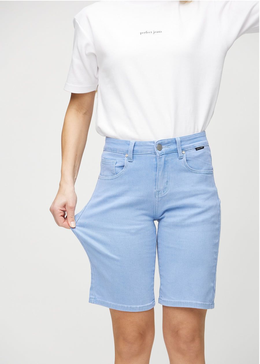 Das Model zieht die Shorts am Oberschenkel auseinander, um den Stretch zu zeigen.
