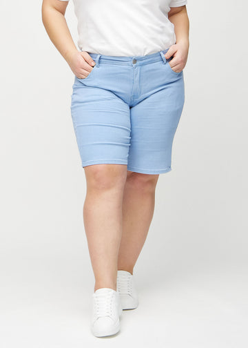 Hellblaue regular middle shorts, Modellname Skies, die gerade am Bein entlang fallen und bei einem Plus-Size-Model knapp über dem Knie enden, von vorne gesehen.