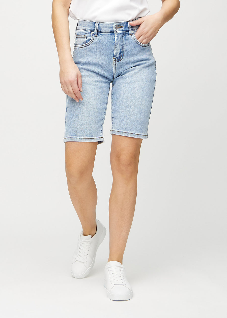 Hellblaue Denim-regular middle shorts, Modellname Waves, die am Bein gerade nach unten fallen und knapp über dem Knie enden, von vorne gesehen.