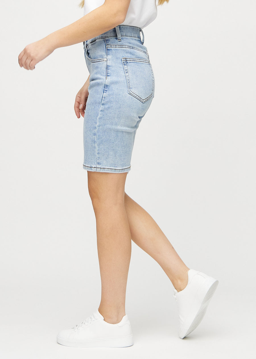 Hellblaue Denim-regular middle shorts von der Seite am Model gesehen.
