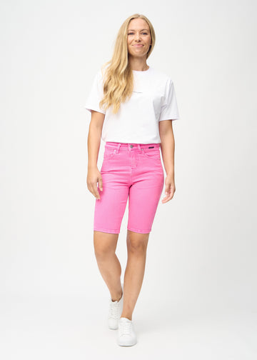 Ganzkörperbild eines Models in hellrosa skinny middle shorts.