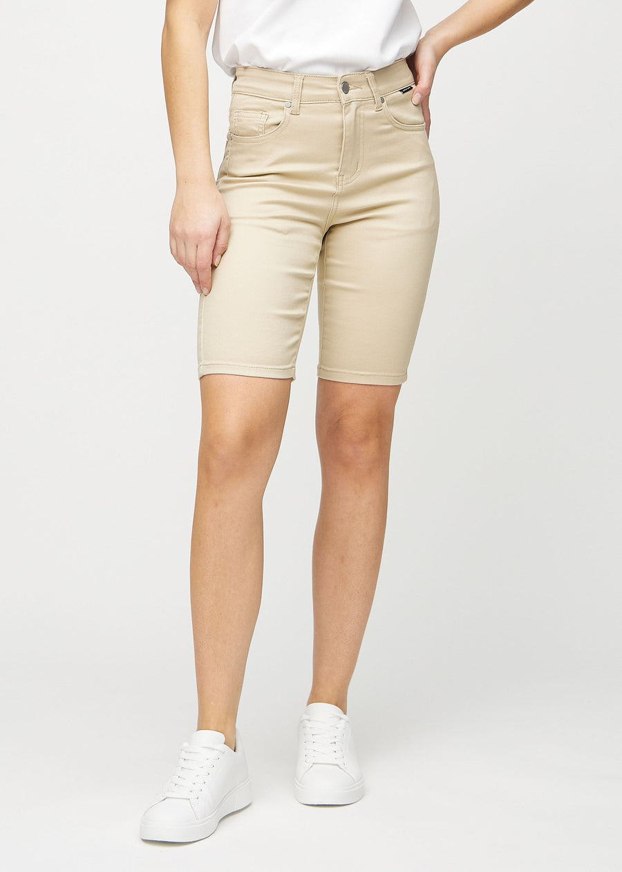Beige skinny middle shorts, Modellname Gazelles, die eng am Oberschenkel anliegen und knapp über dem Knie enden, von vorne gesehen.