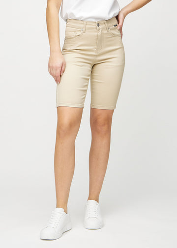 Beige skinny middle shorts, Modellname Gazelles, die eng am Oberschenkel anliegen und knapp über dem Knie enden, von vorne gesehen.