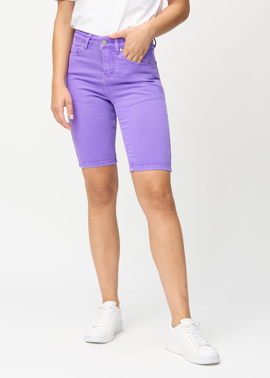 Lila skinny middle shorts, Modellname Lavenders, die eng am Oberschenkel anliegen und knapp über dem Knie enden, von vorn gesehen.
