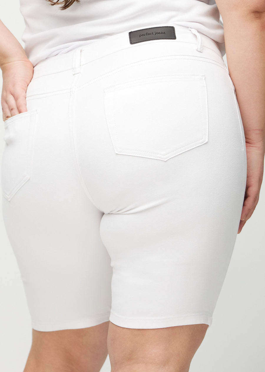 Weiße skinny Middle Shorts von hinten in Nahaufnahme an einem Plus-Size-Model, um Details zu zeigen.