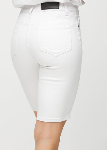 Weiße skinny Middle Shorts von hinten in Nahaufnahme, um Details zu zeigen.