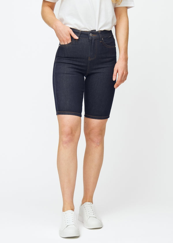 Tief dunkelblaue Denim-Shorts für Damen in der Farbe Midnights mit Skinny-Passform, die an der Hüfte eng anliegt und den Oberschenkeln folgt, von vorne gesehen.