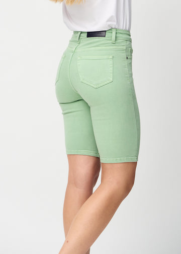 Hellgrüne skinny middle shorts von hinten in Nahaufnahme, um Details zu zeigen.