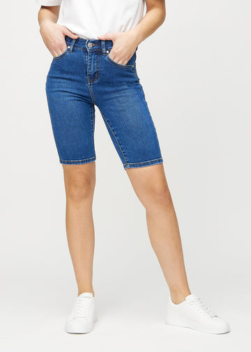 Dunkle Denim-skinny middle shorts, Modellname Oceans, die eng am Oberschenkel anliegen und knapp über dem Knie enden, von vorne gesehen.